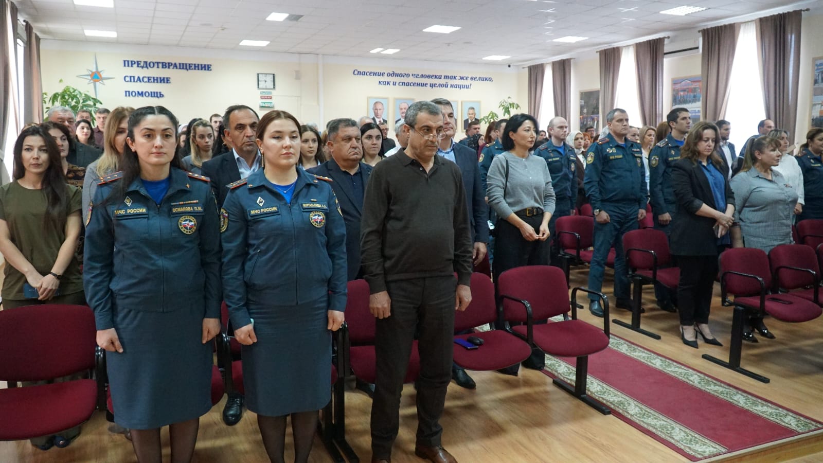 В МЧС Дагестана отметили День гражданской обороны и наградили лучших сотрудников